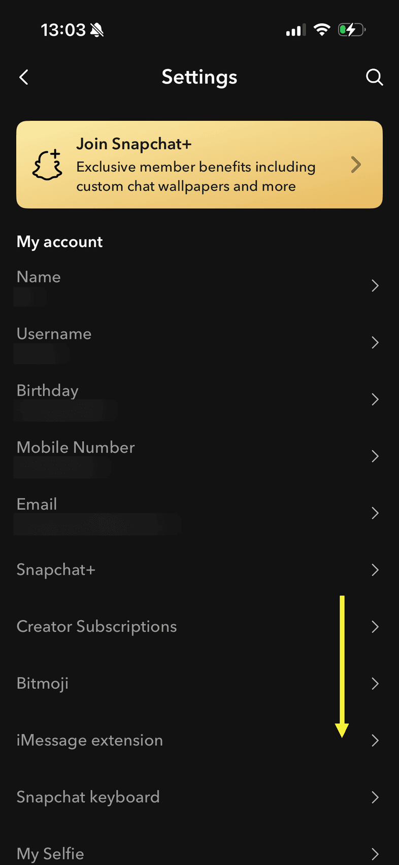 Snapchats inställningar med en gul pil som pekar nedåt genom listan